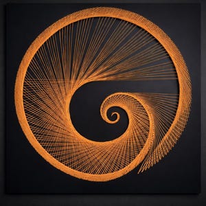 Può includere: Design a spirale di string art arancione su sfondo quadrato nero. Il filo è disposto a spirale, creando un effetto tridimensionale. L'opera d'arte è un moderno elemento decorativo da parete geometrico.