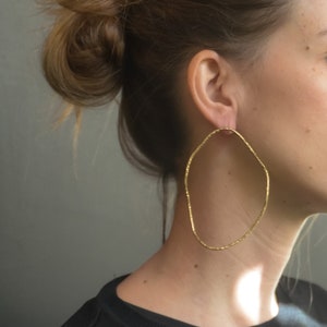 Big super light irregular circular earrings, big hoop earrings, hoop earrings hammered by hand, textured earrings, maxi hoops image 1