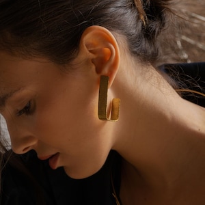 Geometric Shaped Earrings with Hammered Texture | Everyday minimalistic jewelry in silver and bronze