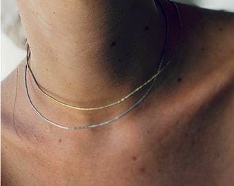 Strukturierte dünne doppelte Choker-Halskette, Silber- und Bronze-Halsreifen, von Hand gehämmert, minimalistische Halskette, kann einen oder beide tragen