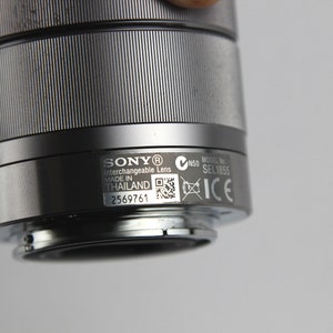 Puede incluir: Un objetivo intercambiable Sony plateado con el n&uacute;mero de modelo SEL1855 y el n&uacute;mero de serie 2569761. El objetivo est&aacute; fabricado en Tailandia y tiene la marca CE.