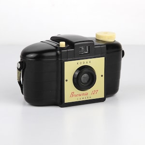 Vintage Bakelite Camera KODAK Brownie 127 Made in England