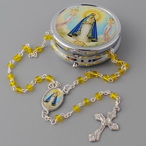 Rosario católico Nuestra Señora de la Caridad Virgen de la Caridad del Cobre con hermosa medalla de color y caja de metal