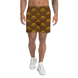 Könnte beinhalten: Braune Sport Shorts mit einem sich wiederholenden Muster der Worte "UPS Strong" in Gelb.