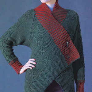 Op de afbeelding: Een groene gebreide cardigan met een rood-groene gestreepte kraag. De cardigan heeft een kabelbreipatroon en een lange, asymmetrische zoom.