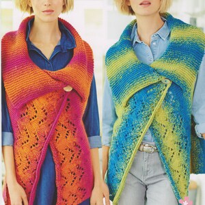 Puede incluir: Dos chalecos de punto. Uno es un degradado de naranja, rosa y magenta, con cierre de botón y diseño calado. El otro es azul y verde con cierre de botón y diseño calado. Ambos chalecos se llevan sobre camisas vaqueras.
