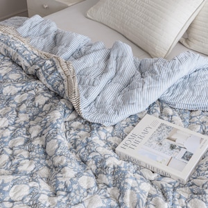 Stoffige blauwe katoenen quilt, Indiase met de hand bedrukte quiltsprei, dekbed met bloemenprint, zachte zomerdeken, quilt voor alle seizoenen