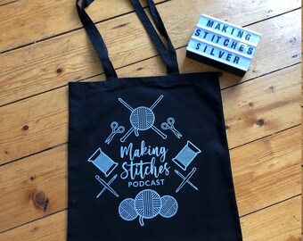 Bolsa de proyecto de algodón serigrafiada con el logotipo de Making Stitches Podcast (plateado sobre negro)