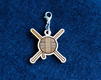 Marcador de punto de madera con cierre de mosquetón con bola de pared y 2 agujas de tejer.