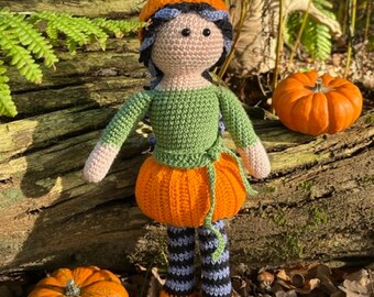 Patrón de crochet amigurumi descargable para la muñeca de juguete Prunella la Calabaza. Ideal para Halloween, otoño, otoño.