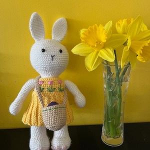 Belinda Häschen Häkelanleitung - Spielzeug PDF Pattern. Perfekt für Ostern und Frühling. Inklusive Schnittmuster für Osternest um ein Schokoei zu tragen.