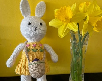 Patrón de juguete de ganchillo Belinda Bunny - Patrón PDF. Perfecto para Semana Santa y Primavera. Incluye patrón de cesta de Pascua para llevar un huevo de chocolate.