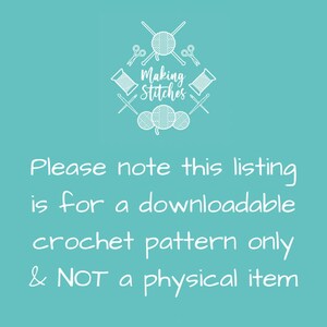 Pode incluir: Um fundo azul turquesa com texto branco que diz "Making Stitches" em uma fonte estilizada. O texto &eacute; cercado por um gr&aacute;fico de agulhas de tric&ocirc; cruzadas, novelos de l&atilde; e tesouras. Abaixo do gr&aacute;fico, o texto diz "Observe que esta lista &eacute; para um padr&atilde;o de croch&ecirc; para download apenas & N&Atilde;O um item f&iacute;sico."