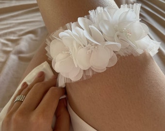 Floral wedding garter in ivory color, Leg garter, Elegant wedding accessory, Bridal garter, Ivory garter for wedding, Stretch lace garter