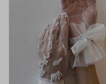 Elegante kurze Hochzeitshandschuhe, Weiße Handschuhe für die Braut, Hochzeitsaccessoires, Perlenhochzeitshandschuhe, Kurze Brauthandschuhe mit Schleife und Perle