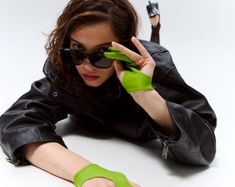 Neongröna Biflex-handskar med två fingrar Avantgardistiska futuristiska redaktionella modeaccessoarer för kvinnor