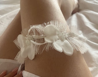 Ivory bridal garter, Garter with flowers, Floral wedding accessories, Leg flowers garter for wedding, Lace garter, Wedding garter romantic