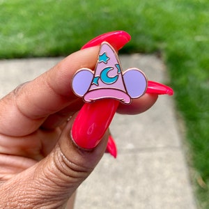Pin de esmalte de gorra de Mickey rosa y morado, pin de solapa de gorra inspirado en Disney, broche de gorra de dibujos animados caprichoso