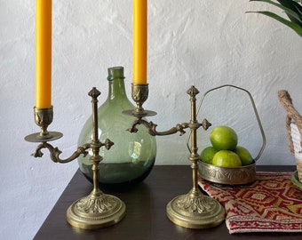 Par de velas de latón adornadas francesas, velas antiguas de la biblioteca de latón francesa, decoración del castillo francés, decoración provincial francesa