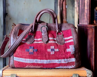 Bolso de viaje de cuero Kilim rojo hecho a mano vintage, bolso de viaje Kilim, bolso de noche de alfombra, bolso de mano Kilim y cuero