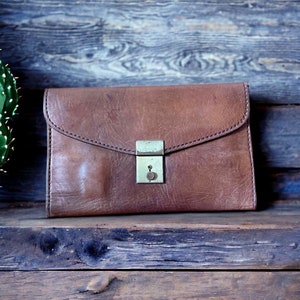 Bolso de mano vintage francés de cuero con cierre de latón