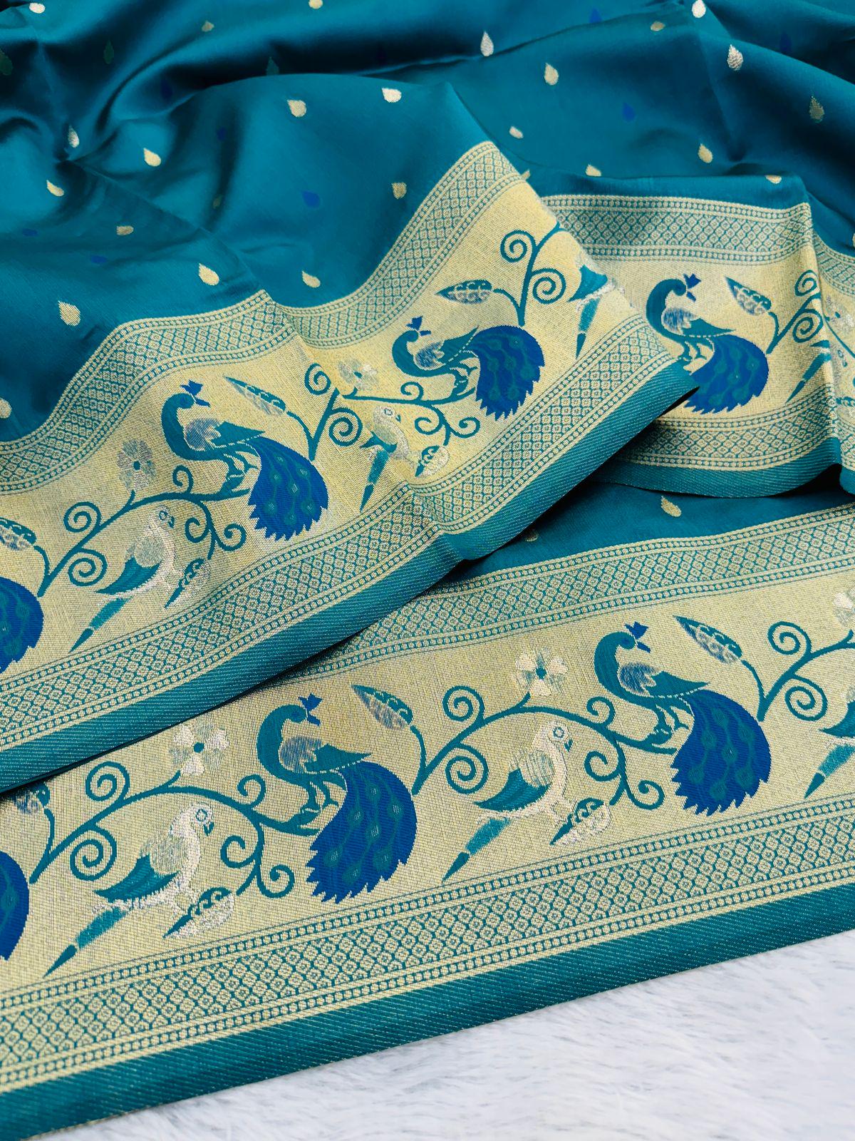 ティールブルー カンジヴァラム シルク サリー: 金色の孔雀の織り