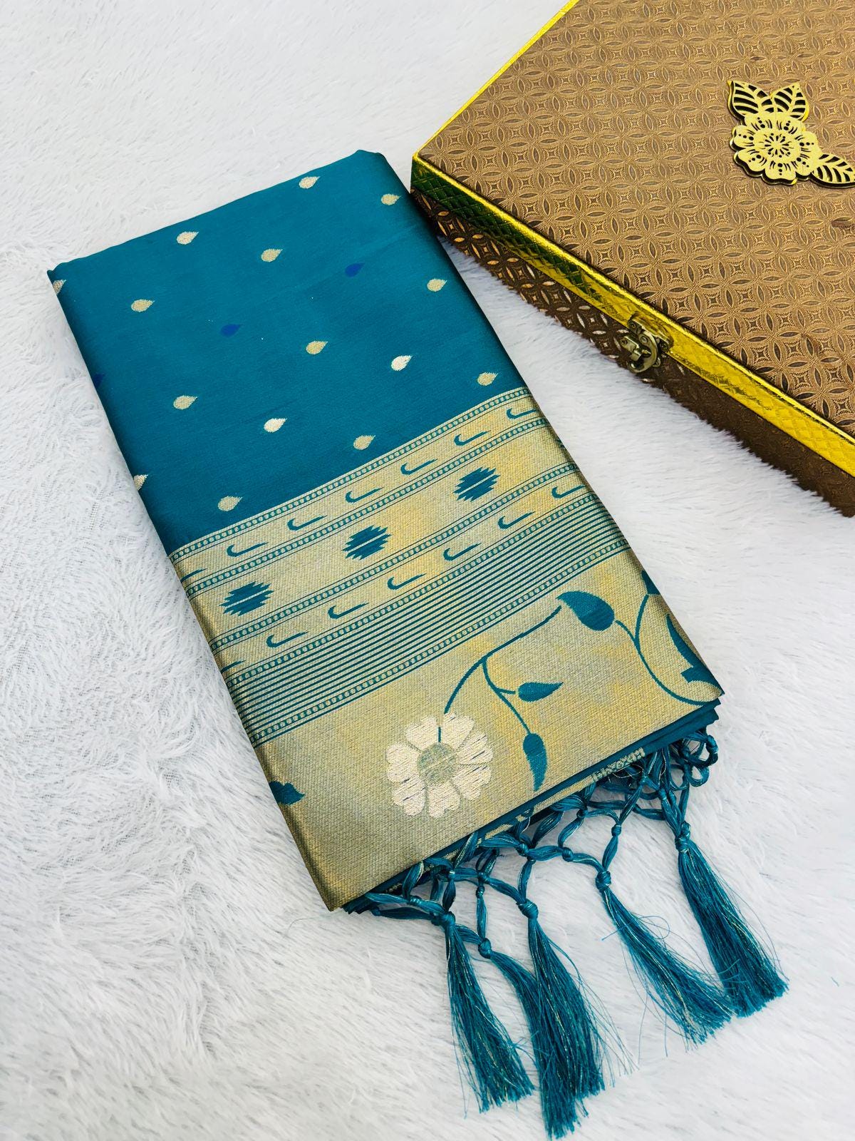ティールブルー カンジヴァラム シルク サリー: 金色の孔雀の織り