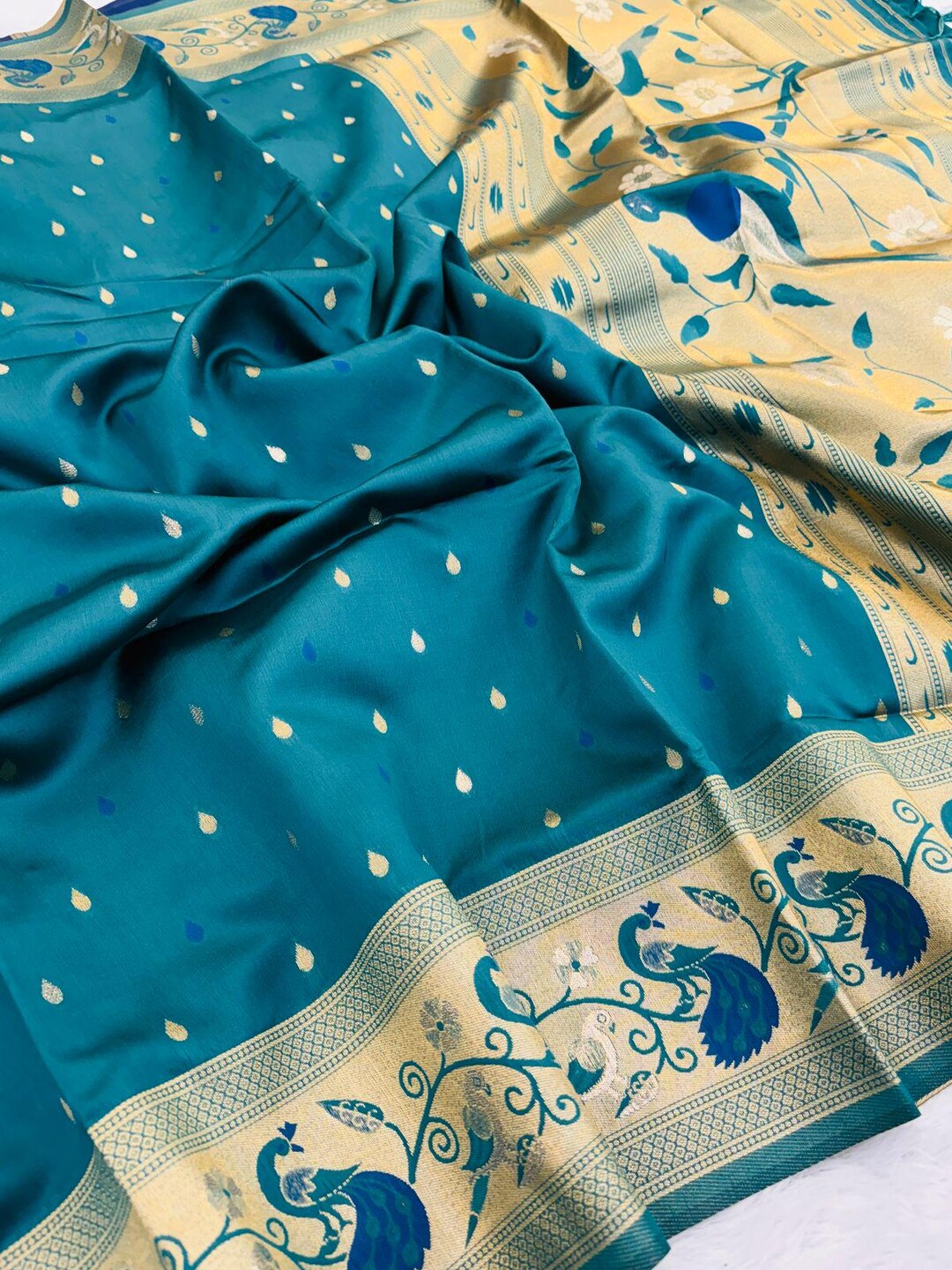 ティールブルー カンジヴァラム シルク サリー: 金色の孔雀の織り