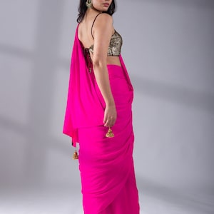 Sari de satén fucsia y rojo: sari reversible para bodas indias