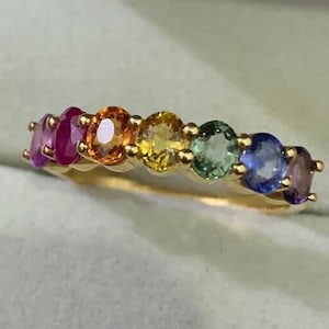 Pierścionek rocznicowy z tęczowym szafirem i obrączką Half Eternity ze srebra próby 925