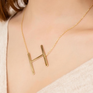 Collar con inicial grande / Collar con letra grande / Inicial de lado / Regalo de cumpleaños / Regalo para ella / Regalo para mamá / Regalo para el día de la madre
