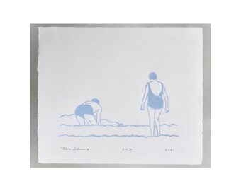 Liefde voor altijd aan zee Romantisch Ouder paar genieten van het water Op het strand van het meer Kleine Ice blue Lino Print