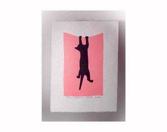 Black Kitten Bungelend in gordijn Cat Pink Funny Lino print