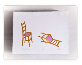 Twee stoelen, een gevallen Broken Afterparty Oker-geel roze-Paarse Gesuikerde werkelijkheid nr.1 Minder is meer Lino Print