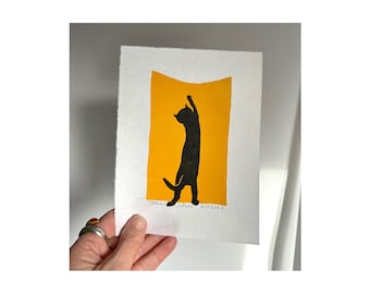 Black Kitten Climbing in honingraat butterscotch geel gordijn Cat Funny Lino print