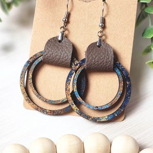 Pendientes colgantes rústicos de madera: pendientes bohemios de cuero con efecto óxido azul