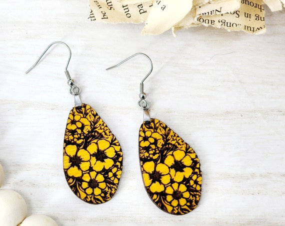Yellow Flower Earrings, Engraved Boho Wood Dangle Spring Earring, Floral Jewelry for Mom, Birthday Gift for Girlfriend, Cute Summer Earring