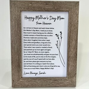 Pode incluir: Uma impress&atilde;o emoldurada com uma moldura de madeira cinza. A impress&atilde;o tem o texto "Happy Mother's Day Mom from Heaven" e um poema. A parte inferior da impress&atilde;o &eacute; assinada "Love Always, Sarah". Uma ilustra&ccedil;&atilde;o floral est&aacute; &agrave; direita.