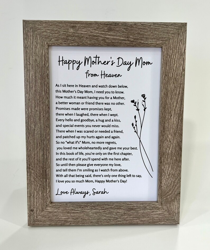 Pode incluir: Uma impress&atilde;o emoldurada com uma moldura de madeira cinza. A impress&atilde;o tem o texto "Happy Mother's Day Mom from Heaven" e um poema. A parte inferior da impress&atilde;o &eacute; assinada "Love Always, Sarah". Uma ilustra&ccedil;&atilde;o floral est&aacute; &agrave; direita.