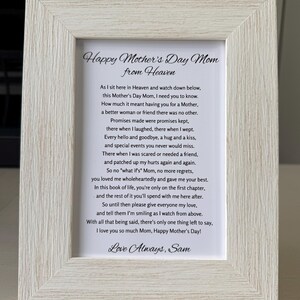 Pode incluir: Uma impress&atilde;o emoldurada com acabamento em madeira clara. O texto diz "Happy Mother's Day Mom from Heaven" acima de um poema. O poema &eacute; uma mensagem sincera de amor e lembran&ccedil;a, assinado "Love Always, Sam".