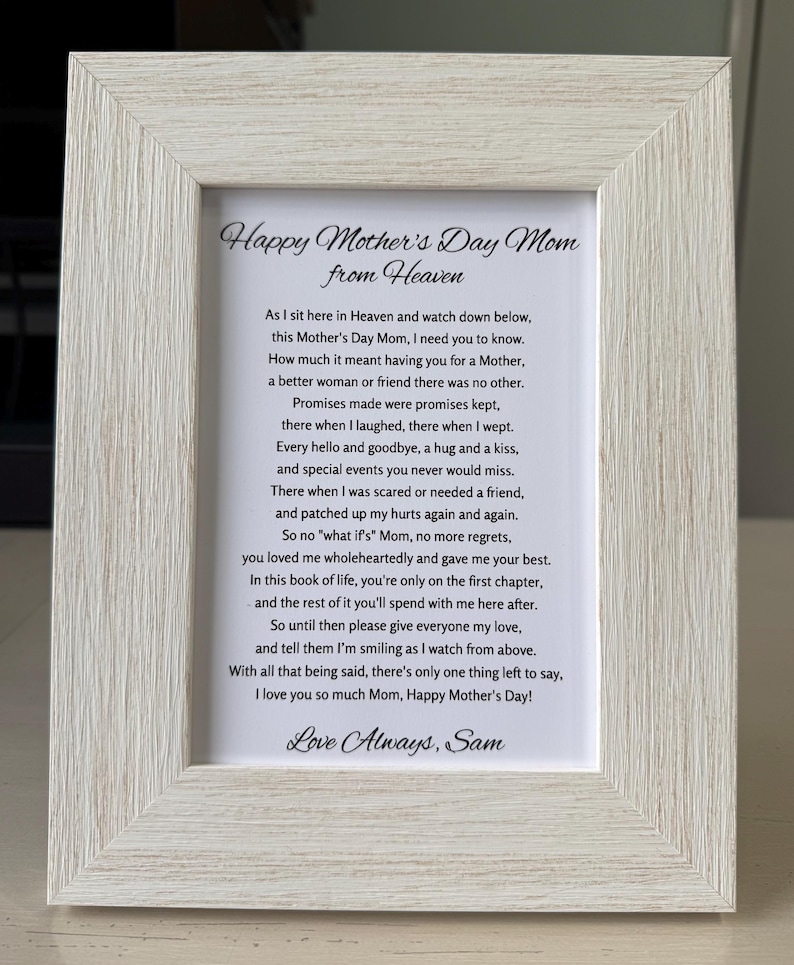 Pode incluir: Uma impress&atilde;o emoldurada com acabamento em madeira clara. O texto diz "Happy Mother's Day Mom from Heaven" acima de um poema. O poema &eacute; uma mensagem sincera de amor e lembran&ccedil;a, assinado "Love Always, Sam".