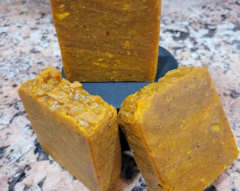Skäggtvål Frankincense & Myrrh 140 g. Säljs även som limpa, 225 g. Ger 16 färdigskurna barer. 1–2 veckors bearbetningstid.