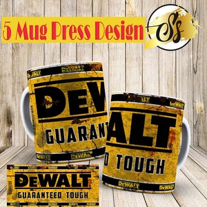 Op de afbeelding: Vijf mok-persontwerpen met een geel en zwart DeWalt-logo met de tekst "Guaranteed Tough".