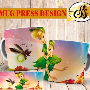 Peut inclure: Deux tasses en céramique blanche avec un motif coloré représentant la fée Clochette et une luciole. Le motif comprend un ciel rose, violet et bleu avec des étoiles et un champ vert avec des fleurs. Le texte "5 MUG PRESS DESIGN" est visible en haut de l'image.