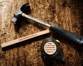 Juego de herramientas de bricolaje personalizado para él: martillo, cinta métrica y lápiz grabados de verdad.