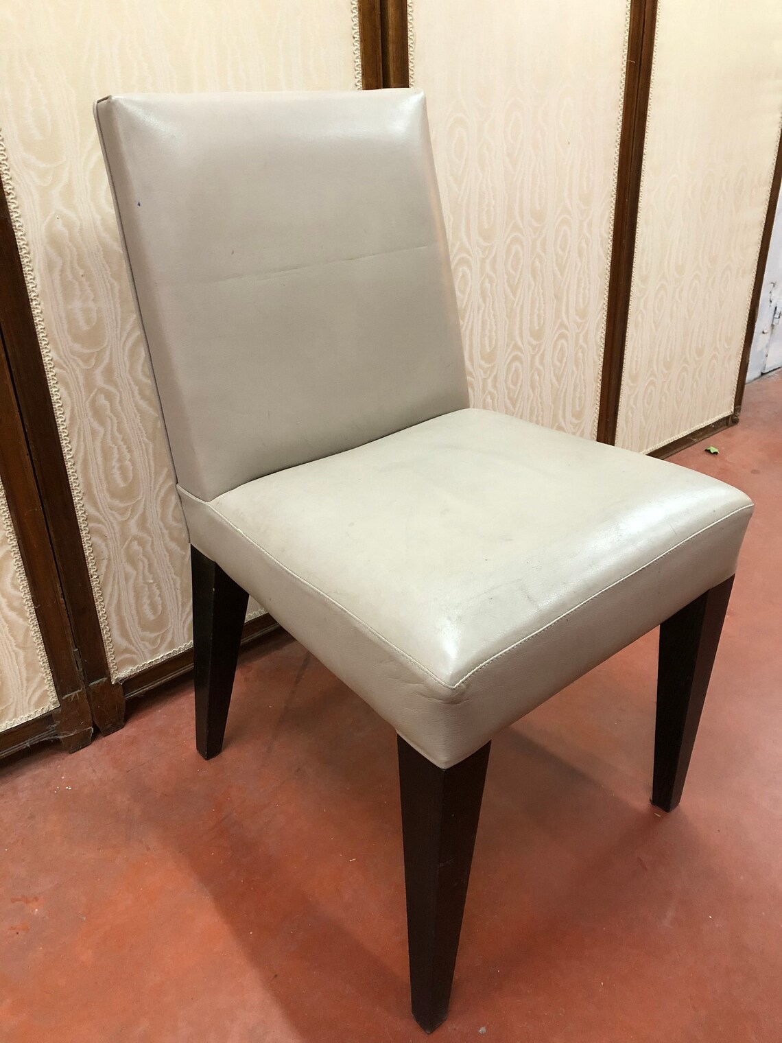 Lot de 8 chaises en simili cuir beige  Etsy