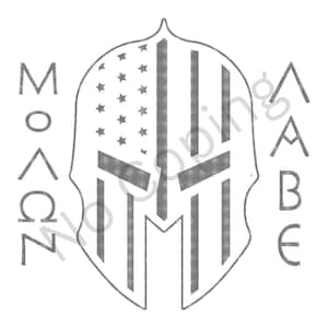 Pode incluir: Um capacete espartano cinza com um design de bandeira americana. As palavras "MOLON LABE" são escritas verticalmente de cada lado do capacete.