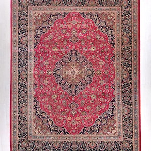 Puede incluir: Una alfombra persa rectangular roja con un intrincado diseño floral. La alfombra presenta un medallón central y un borde detallado en azul marino, negro y crema. El patrón de la alfombra incluye varios elementos florales y geométricos.