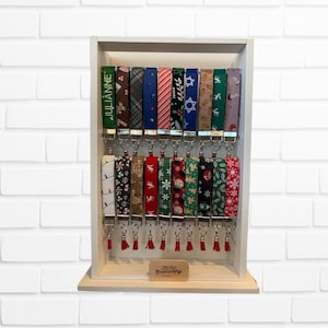 Llavero de tela con forma de muñeca para Navidad, personalizado, Hanukkah, regalo para calcetines, vacaciones, llavero bordado personalizado con cordón para la muñeca, para ella, para él