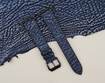 Pulseira artesanal em couro de tubarão azul escuro para Apple Watch, disponível nos tamanhos 38 mm, 40 mm, 41 mm, 42 mm, 44 mm e 45 mm, para todas as séries.